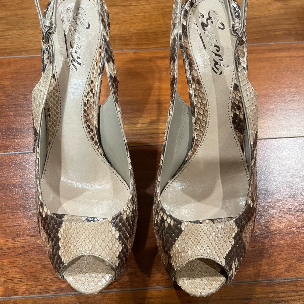Authentic Gucc sandals, snakeskin , new without tags